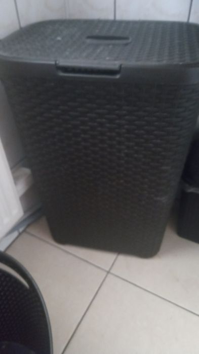 Duży brązowy kosz na pranie firmy Curver