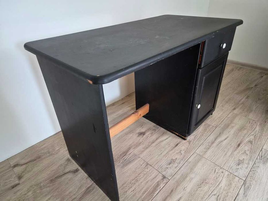 biurko sosnowe, 110x60x75, pomalowane na czarno, do odświeżenia