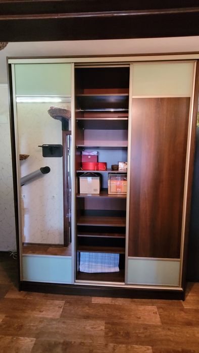 Шкаф купе 190×60×258 тёмный орех, зеркало, белое стекло