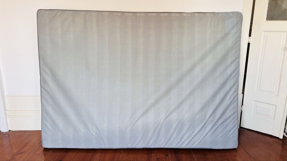 Cama de casal IKEA Hemnes em madeira branca (140x200cm), incluindo colchão de molas ensacadas Hövåg.