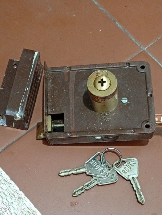 Fechadura Rodes 1990 10 direita com tripla chave