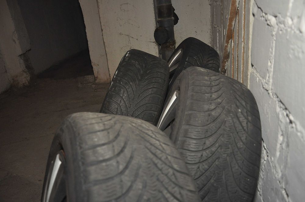 Felgi stalowe z oponami zimowymi z czujnikami ciśnienia