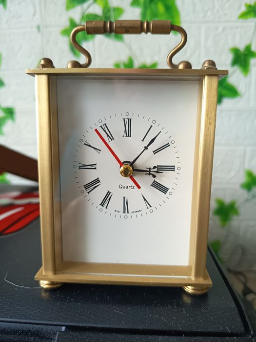 Stylowy zegar stołowy metal mosiadz