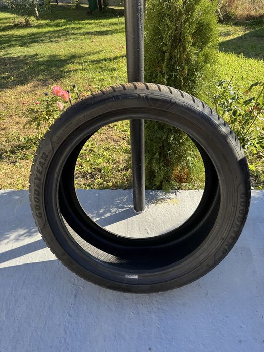 Goodyear ultragrip 245/40.R19