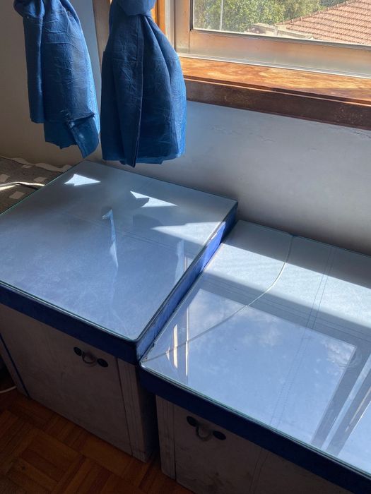 Cama de solteiro com mesinhas de cabeceira