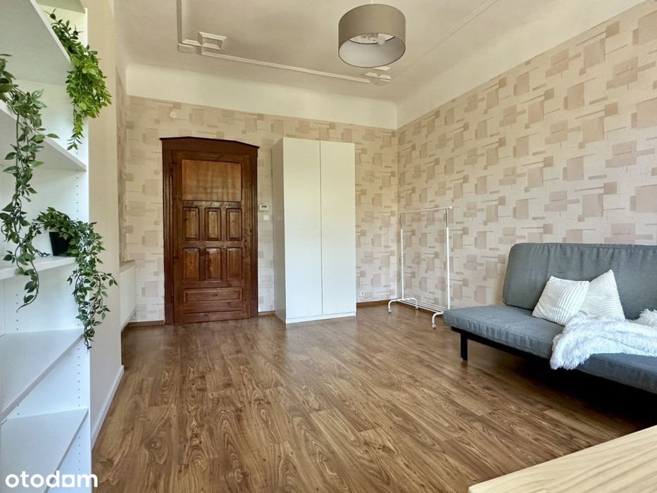 Spacious room with balcony/ Nowowiejska