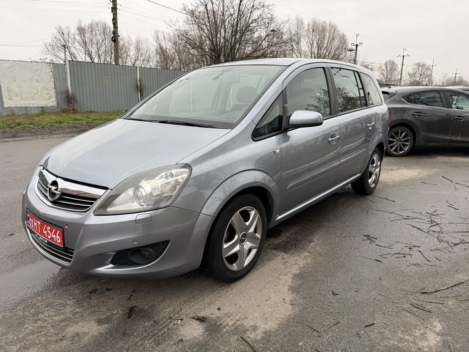 Автомобіль свіжопригнаний з Німеччини, вже повністю розмитнений, без пробігу нашими дорогами!!! Модельний рік авто - 2009!!! Стан автомобіля ідеальний, як новий, оскільки авто придбано в Німеччині від першого власника!Робити по автомобілю нічого не потрібно, обслужене повністю, в тому числі замінено ремені!!! Авто повністю у рідній фарбі (підфарбовувались у Німеччині лише кришка багажника і низ правих задніх дверей - прибирались царапинки)!!! Скло по всьому автомобілю рідне (лобове у тому числі)! Автомобіль в дуже гарному стані, салон як новий, їде гарно і дуже економно! Дуже гарна 7-ми місна комплектація з клімат-контролем, датчиком світла, сенсором дощу, круїз-контролем, переднім та заднім парктроніками, датчиком тиску в колесах, електрорегулюванням та підігрівом дзеркал, електросклопідіймачами, бортовим компʼютером, регулятором висоти фар, підігрівом лобового скла, салоном трансформером, подушками безпеки водія і всіх пасажирів!!! Виглядає авто, реально, як нове!!! Наявний техогляд у Німеччині, що документально підтверджує пробіг!!! Авто реально як нове!!! Впевнений Вам сподобається!!! Не порівнюйте з авто, які вже наїздились по Україні - це чистий Німець!!! Два комплекти гуми на дисках!!!