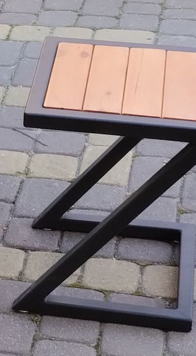 Piękny zestaw mebli ogrodowych dwie ławki i stoliki