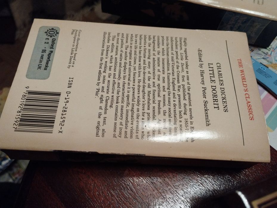 3 livros escritos em Inglês "Nicholas Nigkleby", "Little Dorrit" e "Pr