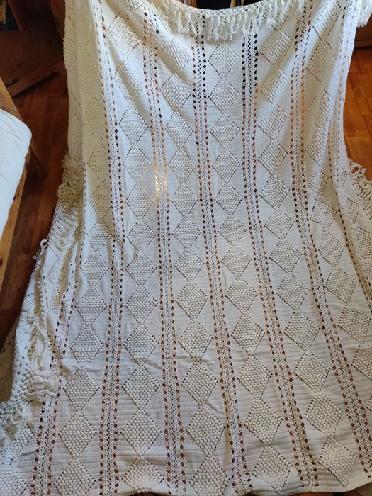 Colcha Antiga Bordada à Mão