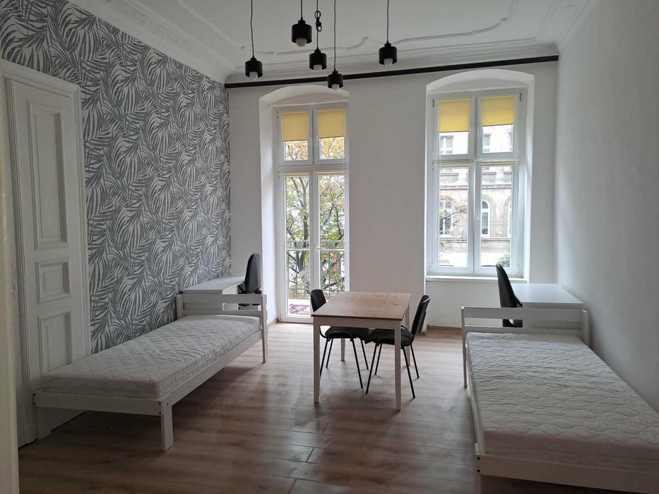 Do wynajęcia duży, jasny pokój dwuosobowy z osobną garderobą i balkonem.