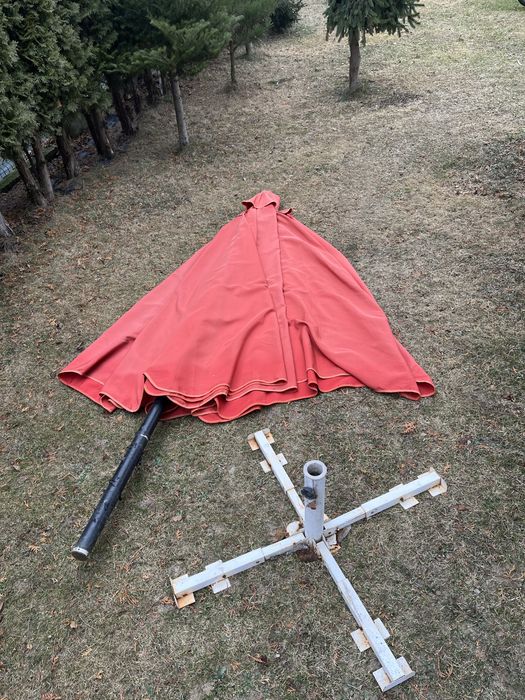 Duzy parasol ogrodowy restauracyjny