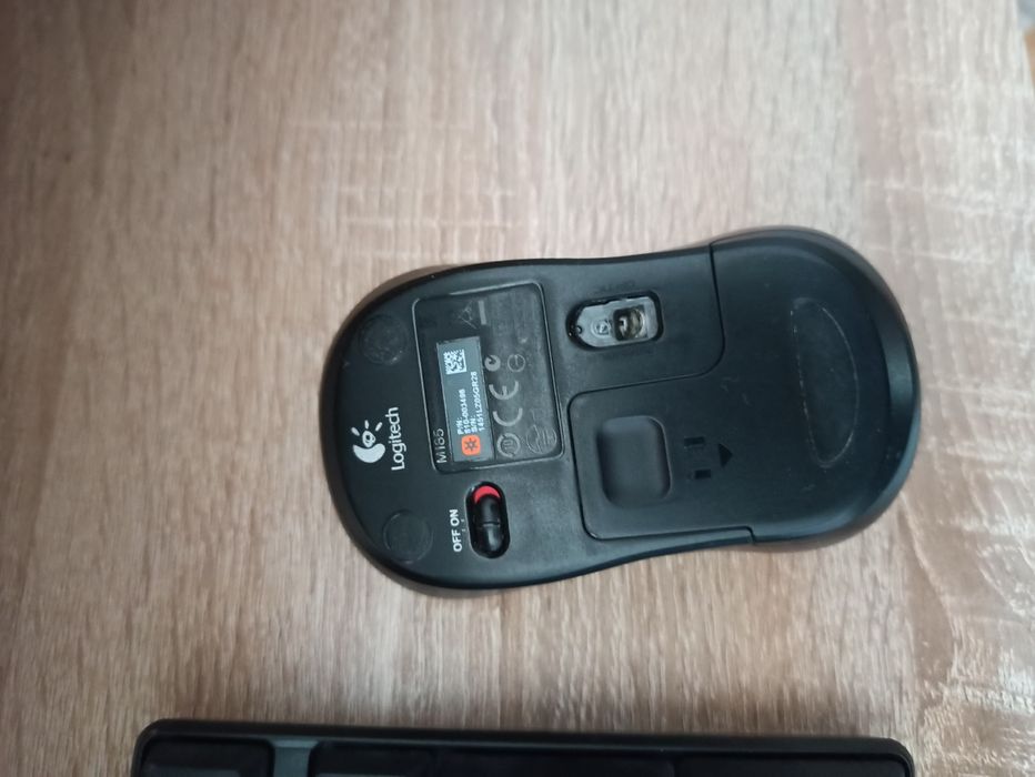 Komputer, klawiatura, głośniki i myszka