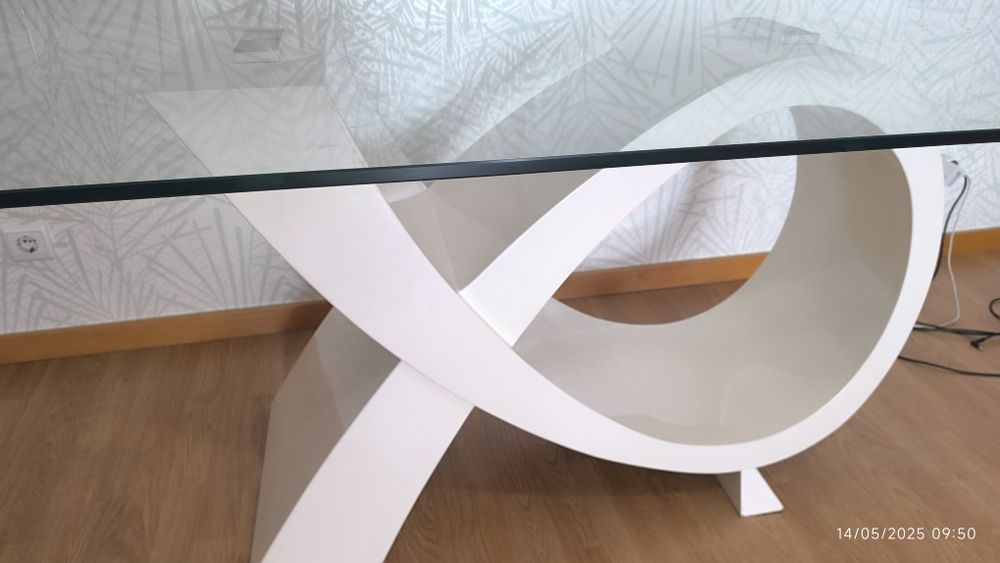 Mesa com tampo vidro/ pé madeira lacada