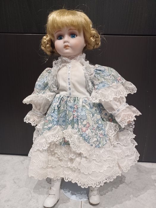 Bonecas de porcelana variadas