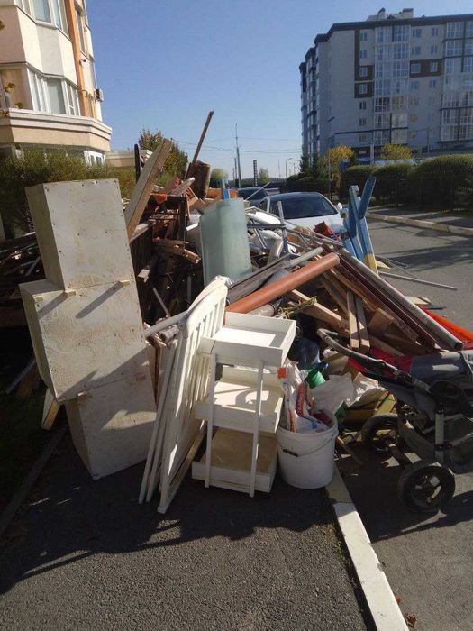 Вивіз буд сміття. З погрузкою. Вивіз будівельного сміття.