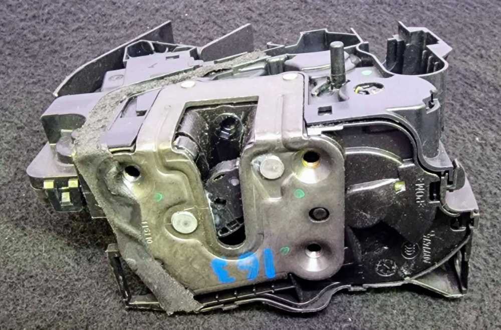 Fechadura / Fecho Porta Trás Esquerdo 825030173R - RENAULT MEGANE IV Hatchback
