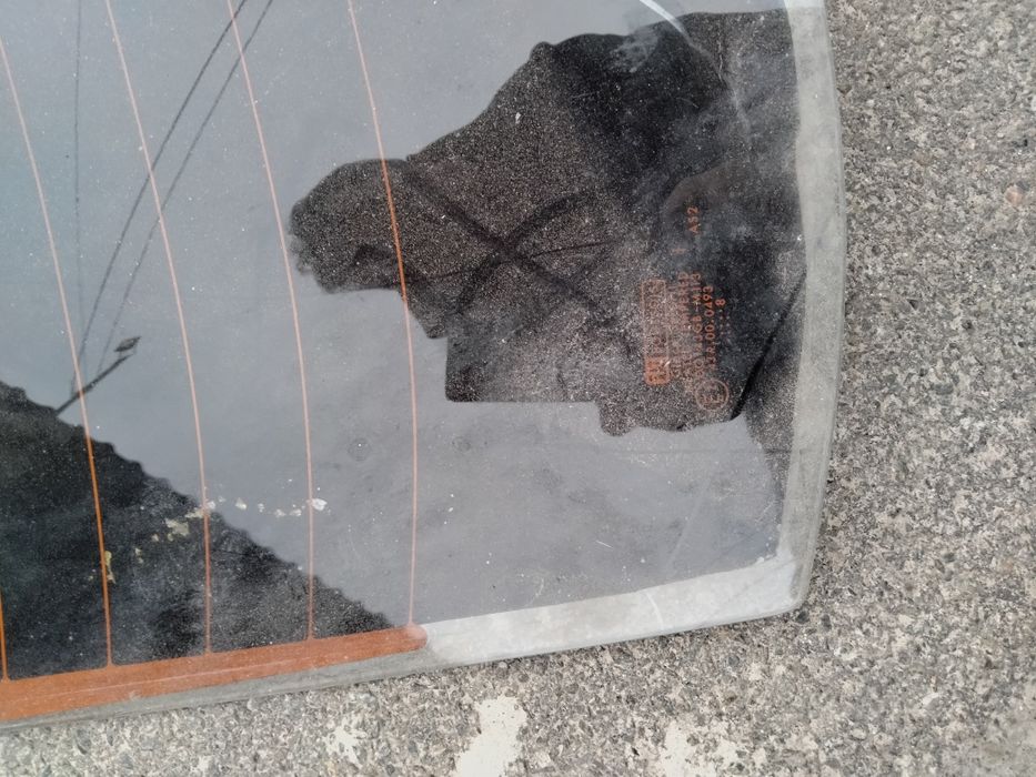 Заднее стекло автомобиля