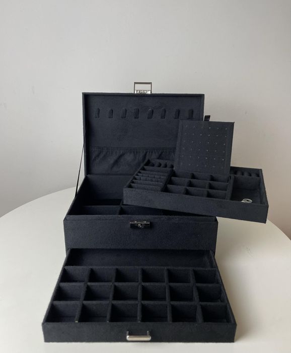 Elegancki czarny kuferek szkatułka na biżuterię