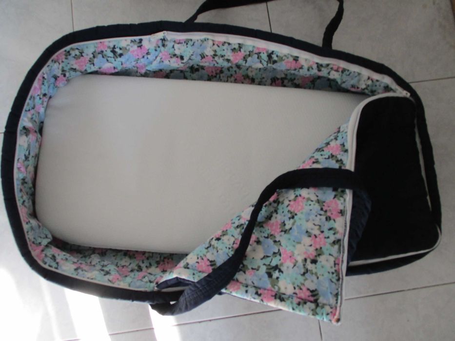Alcofa berço p/ bebé 74cm x 35 cm, azul escuro, c/ alças e 2 colchões