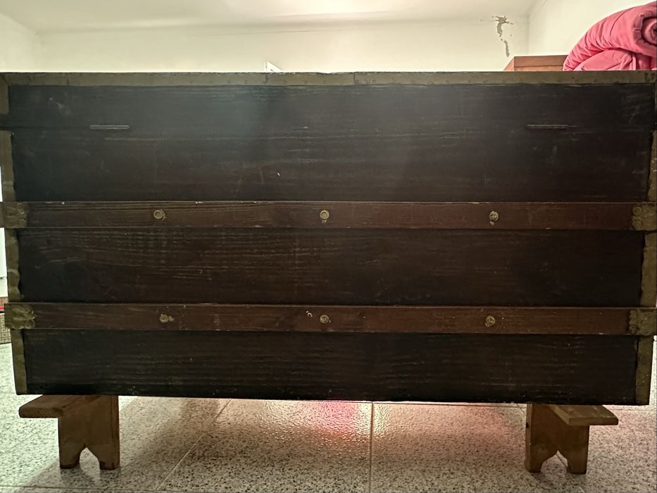 Baú de madeira com pormenores em dourado e preto