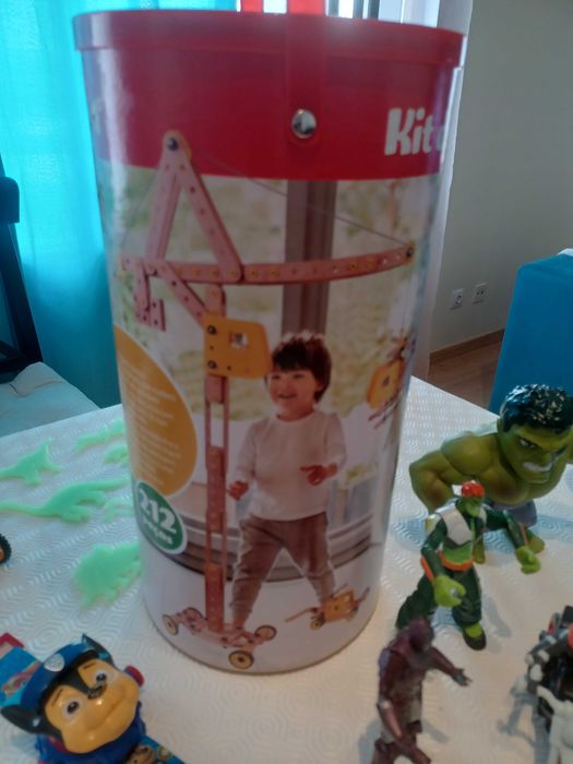 Vários brinquedos/figuras/jogos/animais.