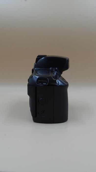 Aparat Canon EOS 100QD