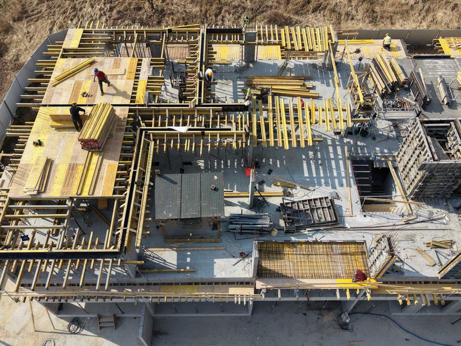 Wynajem i sprzedaż szalunków rusztowań podnośników kontenerów ogrodzeń