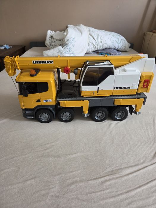 Zabawka bruder dźwig scania