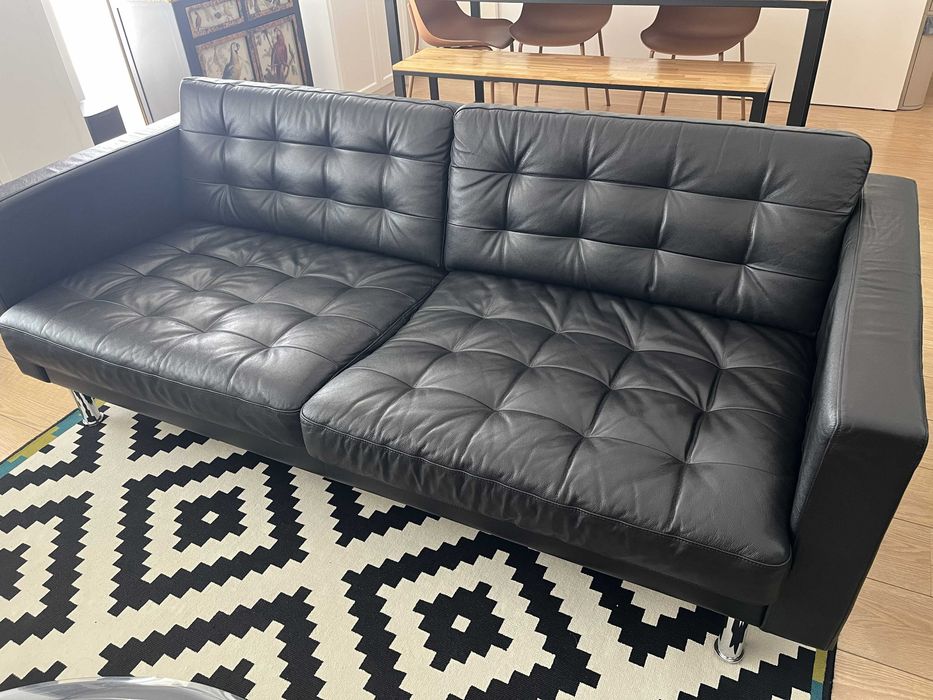 Sofá 3 lugares IKEA LANDSKRONA pele em preto com pernas metálicas.