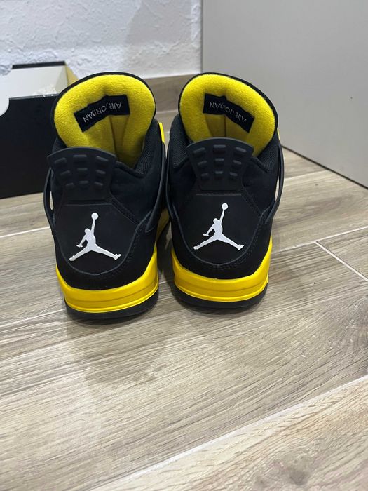 Air Jordan 4 Thunder (2023)