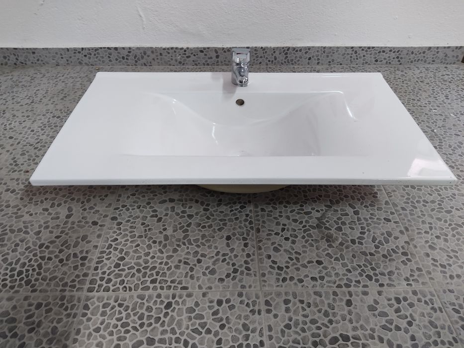 Vendo lavatório com oferta da torneira