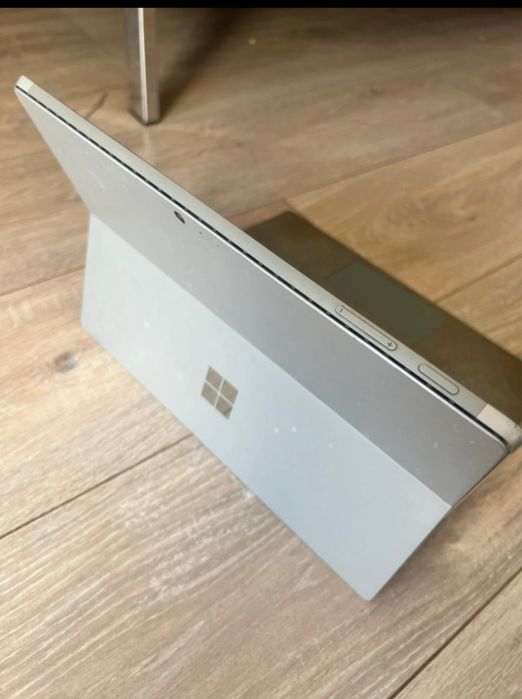 Laptop / Tablet - Microsoft Surface Pro 6 • i7 • 16 GB RAM • 1 TB SSD