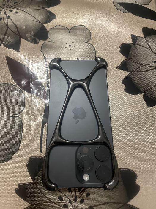 Минималистичный ехол для iPhone 15 Pro Max