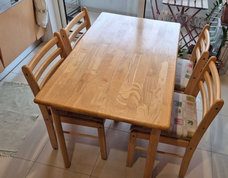 Mesa de cozinha e cadeiras de madeira com assentos estofados