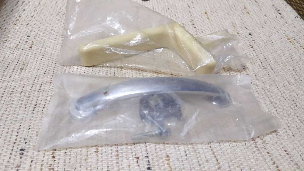 Ручка мебельная Уголок под полку молочного цвета