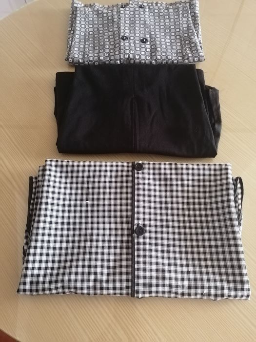 conjunto de várias batas de trabalho