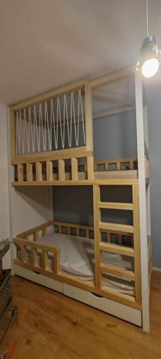 Łóżka na antresoli zabudowy z drewna