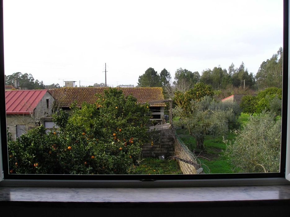 Aluga-se T3 no primeiro andar de uma vivenda rústica.