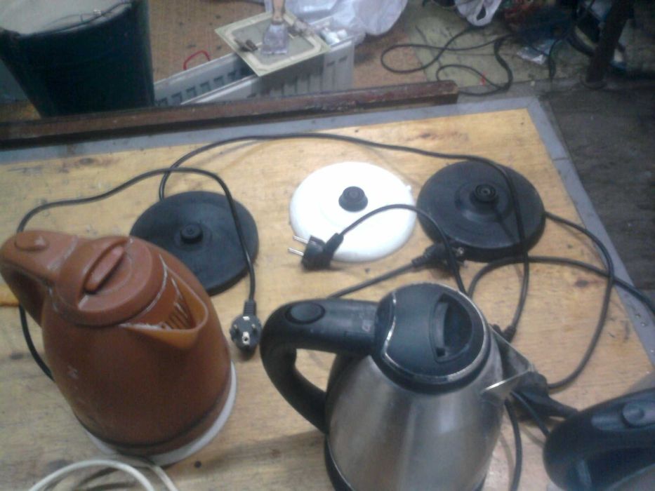 Чайники электрические на запчасти 5 шт . 3 подошвы . Цена за всё 300 .