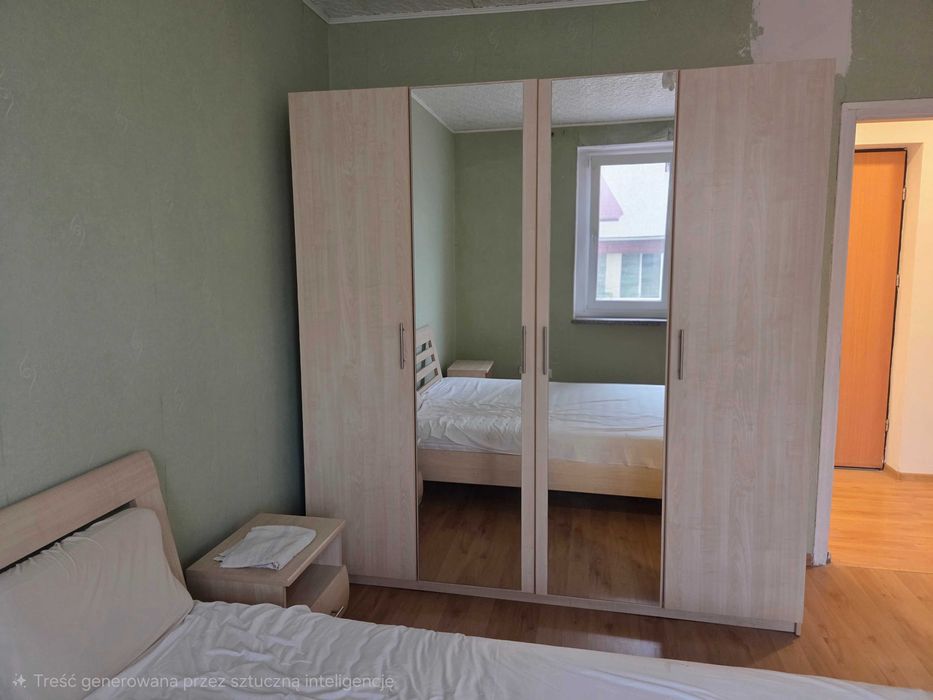 Duża szafa czterodrzwiowa z lustrami na środkowych frontach