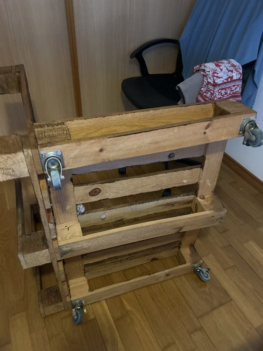 Vendo, Banco em madeira,feito com paletes, com 4 rodas