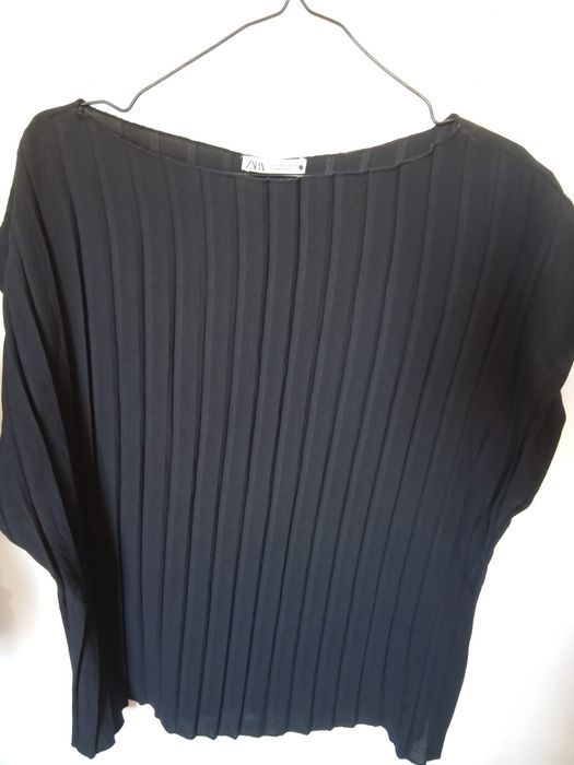 Top preto pregas L Zara (largo)