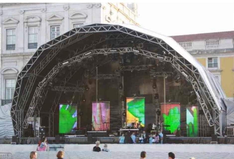 PALCO ORBITRAL. 
Dimensoes: 20X12,5X9,5. 
-2 Torres de PA. 
-REGI DE