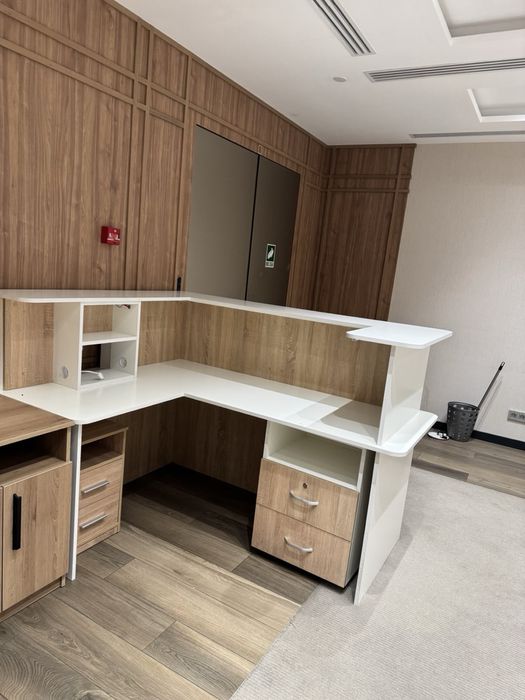 Стійка-ресепшн в ідеальному стані.