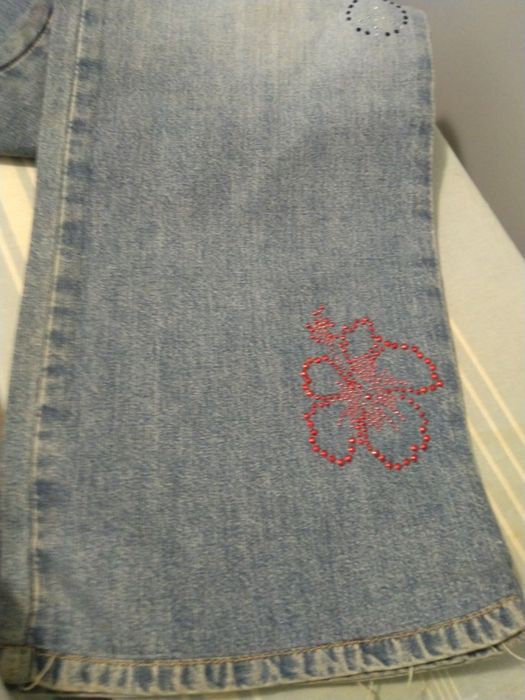 Jeans azuis com brilhantes