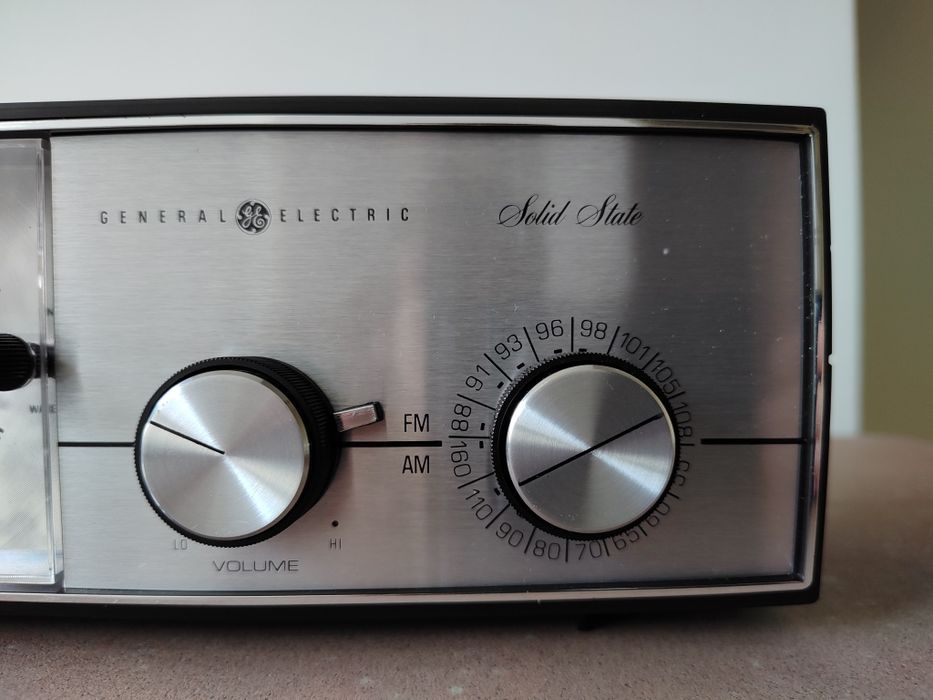 Радіоприймач ретро вінтажний GE Clock Radio Model C4505D 1975 рік