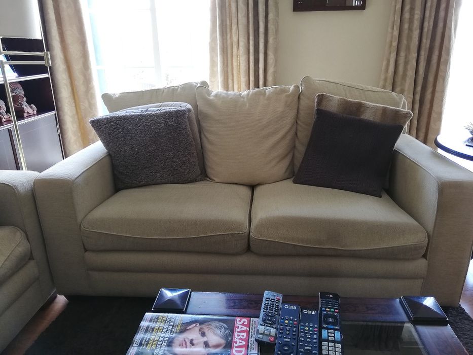 2 Sofás 160x90 côr beje