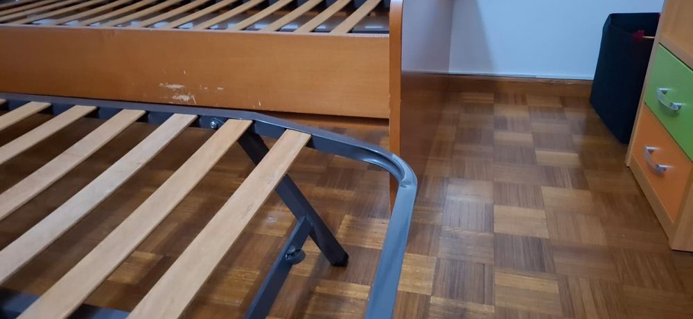 Cama individual em madeira com cama extra/gaveta incluída.