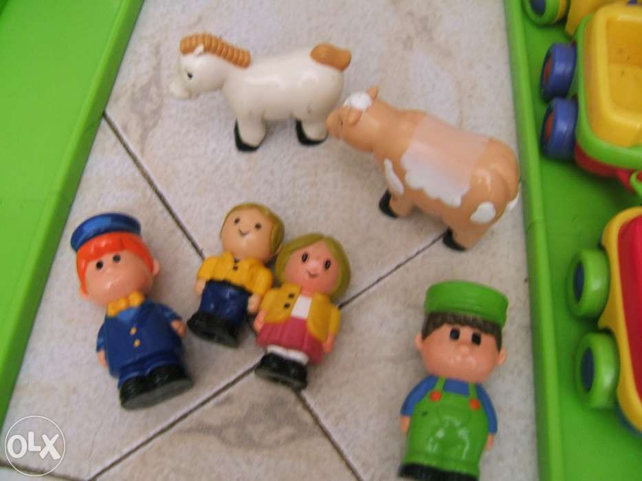 Pista de comboio e bonecos